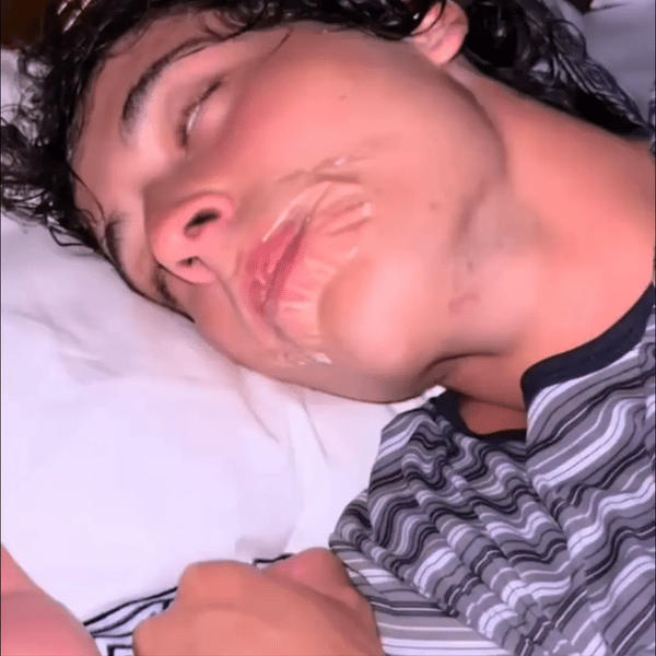 Hombre durmiendo plácidamente sin roncar
